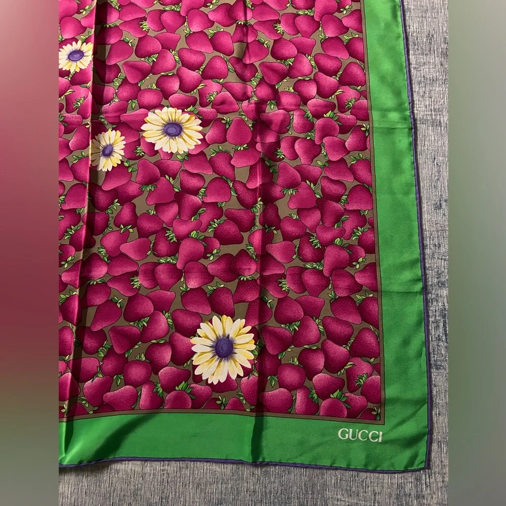 Vintage Gucci silk scarf - Picture 2 of 5